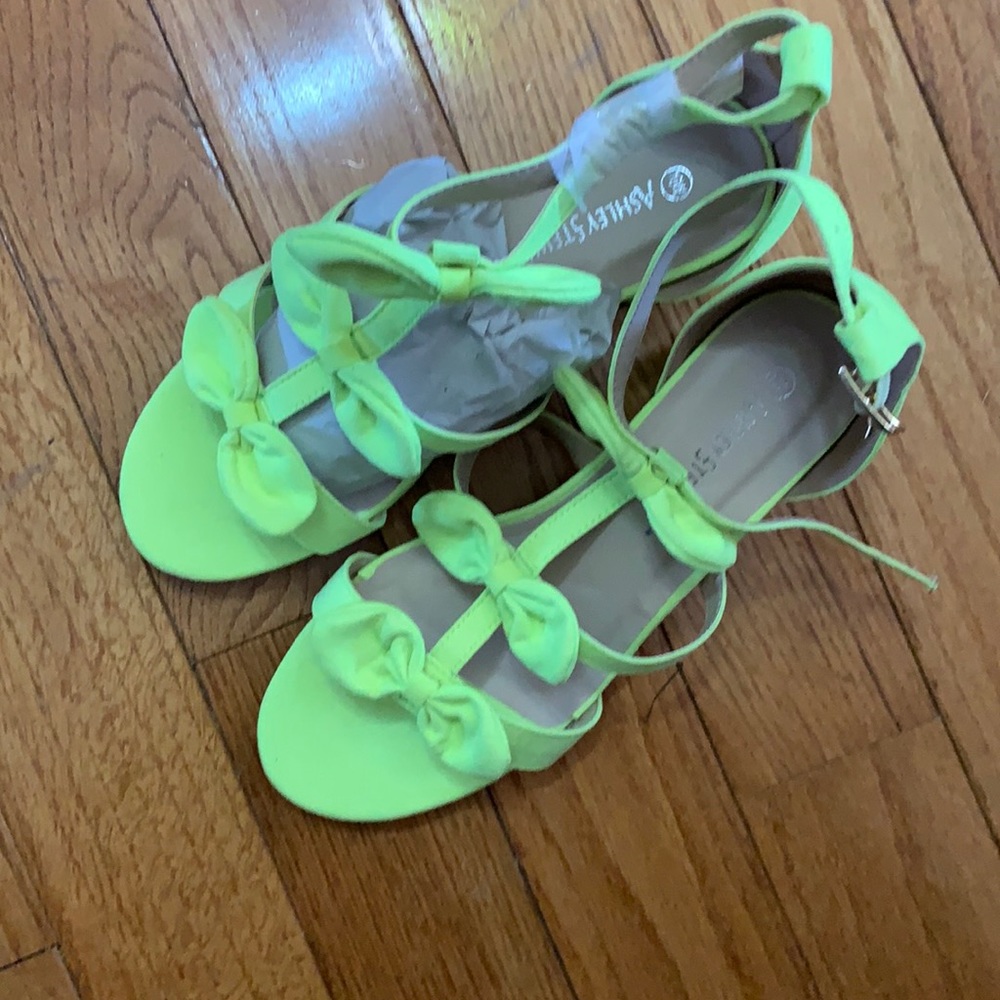 Ashley Stewart Size 10W - Highlighter Yellow